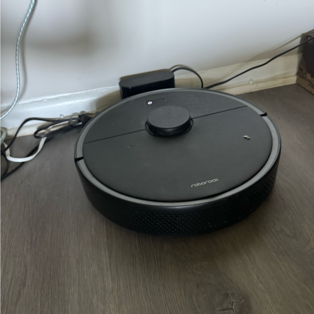 Roborock S4 Max- excellent condition, roller and side brush recently replaced!